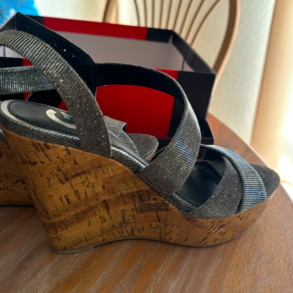 New guess wedge heels 9.5 open toe gunmetal color summer shoe